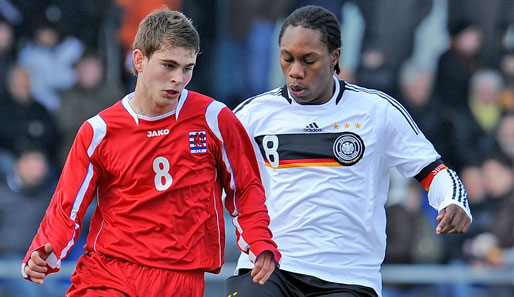 Der Kapitän: Reinhold Yabo (r.) vom 1. FC Köln spielte bereits 16 Mal für die deutsche U 17 und traf einmal