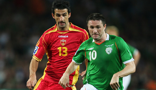 Irland - Montenegro 0:0: Keine Tore und trotzdem noch Hoffnung auf die WM heißt es für die Iren um Robbie Keane (r.). Nach Platz zwei hinter Italien sind die Insel-Kicker in den Playoffs