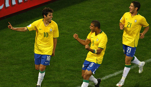 2. Platz: Brasilien (450 Millionen Euro, FIFA-Weltrangliste: 1.) mit Kaka (l./ 60 Millionen), Robinho (35 Millionen) und Daniel Alves (30 Millionen)