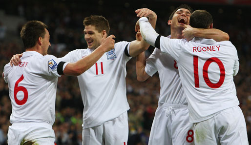 4. Platz: England (420 Millionen Euro, FIFA-Weltrangliste: 7.) mit Steven Gerrard (2.v.l./ 50 Millionen), Frank Lampard (2.v.r./ 45 Millionen) und Wayne Rooney (r./42 Millionen)