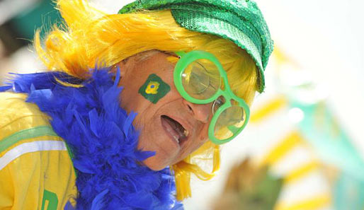 Mit wilden Verkleidungen und südamerikanischen Klängen brachten sich die Fans an der Copacabana in Stimmung