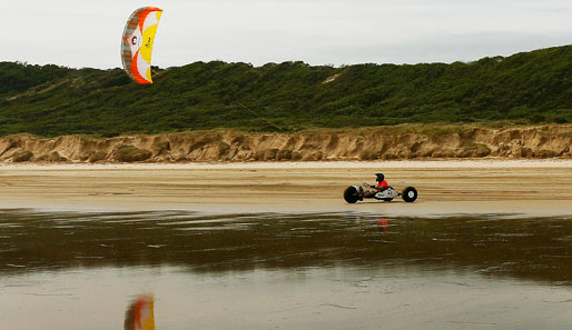 Bei diesen Bilder definiert sich der Begriff Funsport von alleine: Kite-Buggying am Sandy Point in Australien