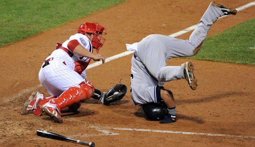 Einen Purzelbaum vor Freude schlug Nick Swisher (r.) beim 8:5-Sieg seiner New York Yankees gegen die Philadelphia Phillies