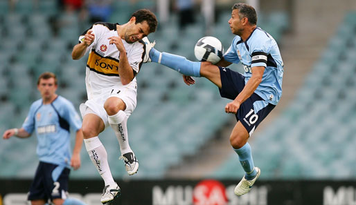 Fußball oder Karate? Steve Corica (r.) vom FC Sydney im Luftkampf mit Daniel Cortes von Wellington Phoenix in der australischen A-League