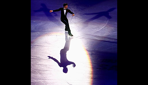 So schön kann Eiskunstlauf sein: Selbstvergessen dreht Silbermedaillengewinner Evan Lysacek (USA) beim China-Cup seine Piroutten