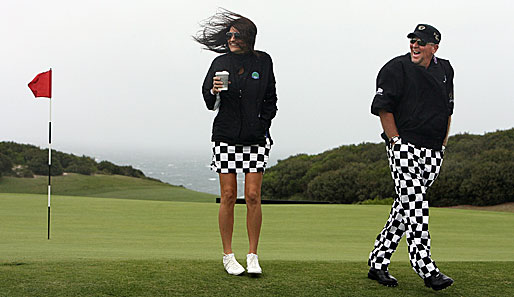 Golfhosen im Zielflaggen-Muster... Über das Outfit von John Daly und seiner Freundin bei den Australian Open Golf Championships kann man streiten, aber zielstrebig ist es allemal