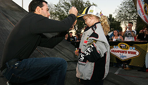 NASCAR-Champ Jimmie Johnson nimmt sich auch für seine ganz kleinen Fans Zeit. Und für das Mädchen ist ein Autogramm von Johnson das Größte
