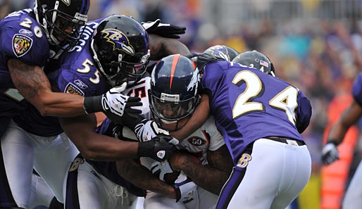 Alle gegen einen: Mit vereinten Kräften bremst die Defense der Baltimore Ravens Wide Receiver Brandon Marshall von den Denver Broncos aus