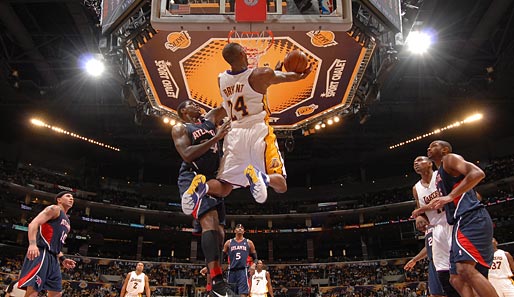 Von wegen in die Jahre gekommen: Lakers-Superstar Kobe Bryant zeigt gegen die Atlanta Hawks, dass er immer noch durch die Zone fliegen kann wie ein junger Gott