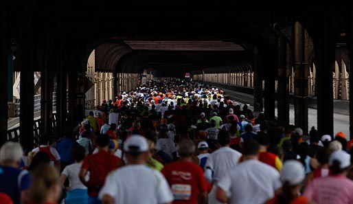 Eng wurde es auch bei der 40. Auflage des New York Marathons. Auf dem Subway-Übergang am Queensboro Plaza drängten sich die Läufer dicht an dicht