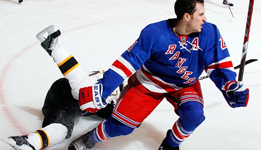 Beim Duell zwischen den Rangers und den Bruins ging es ordentlich zur Sache. Ryan Callahan hat seinen Gegner zu Boden gestreckt, dabei aber seinen Helm verloren