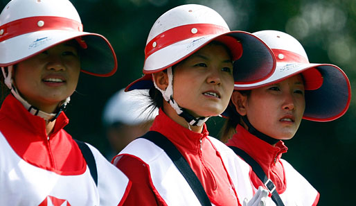 Chinesische Feuerwehrfrauen? Nein, hier handelt es sich um die Caddies beim WGC-HSBC Champions-Turnier der Golfer in Shanghai