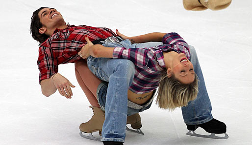 Line Dance on Ice: Sinead und John Kerr haben sichtlich Spaß an ihrer Country-Performance beim Eistanz Grand Prix in Nagano