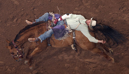 Sieht vermutlich gemütlicher aus als es ist: Brian Bain auf seinem wilden Ritt beim World's Toughest Rodeo in Glendale, Arizona