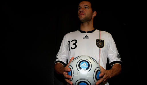 Nur wenige Stunden zuvor hatte der DFB in Herzogenaurach das neue Trikot für die Weltmeisterschaft 2010 präsentiert