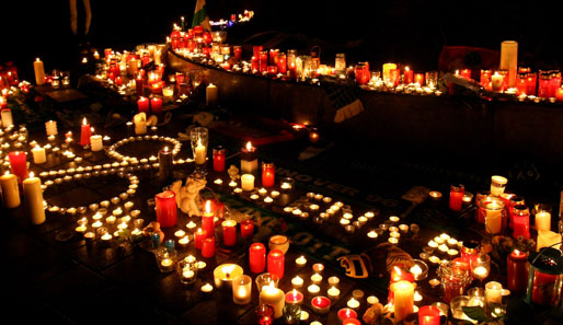 Trauer um Robert Enke: Nach dem Selbstmord des Nationalkeepers stellen die Fans Kerzen vor der AWD-Arena in Hannover auf