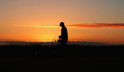Golf spielen vor beeindruckender Kulisse: Green Keeper bereiten alles vor für die zweite Runde der Kiwi Challenge am Cape Kidnappers in Napier, Neuseeland