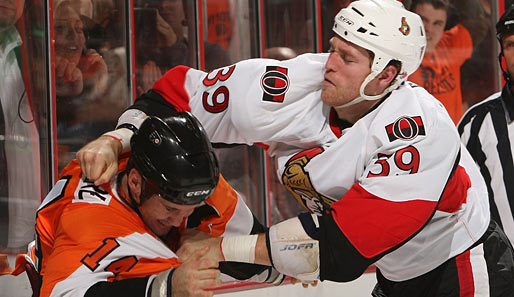 "Tu mir nicht weh, bitte" - Ian Laperriere von den Ottawa Senators verprügelt Matt Carkner von den Philadelphia Flyers. Doch das Spiel gewannnen die Flyers