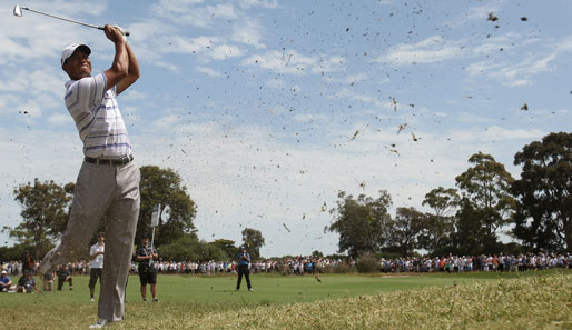 Superstar Tiger Woods entlastet den Platzwart beim Australian Masters in Sydney und mäht selbst den Rasen