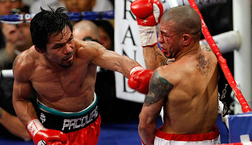 Abbruch in Runde 12: Manny Pacquiao (l.) vermöbelte Miguel Cotto, bis der Ringrichter Gnade zeigte