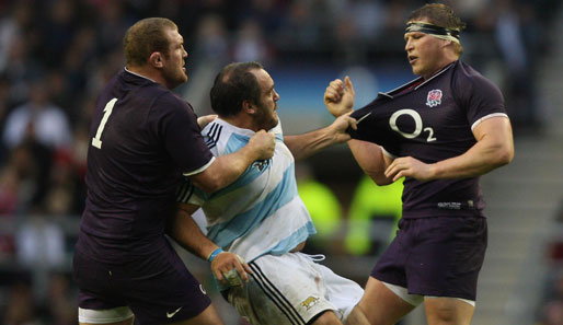 Nicht nur hier übermächtig: Die Engländer (dunkel) setzten sich im Rugbymatch gegen Argentinien am Ende mit 16:9 durch