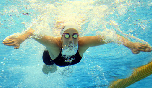 Schwimm-Weltcup in Berlin: Ein Athlet beim Eintauchen