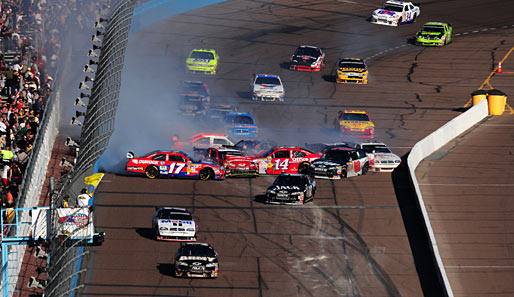 Vollsperrung mitten auf der Strecke: Massenkarambolage beim NASCAR Sprint Cup Rennen in Phoenix, Arizona