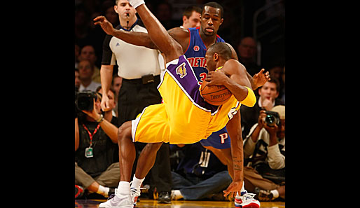 Hoppla! Ausgerechnet Kobe Bryant gerät beim Rebounden aus dem Gleichgewicht. Geschadet hat es den Lakers aber nicht. Sie gewannen 106:93 gegen die Detroit Pistons
