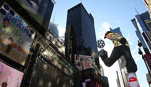 New Yorker Flair und Street Soccer - schöne Kombination. Sean Garnier zeigt bei einem Fotoshooting, warum er 2008 Weltmeister wurde