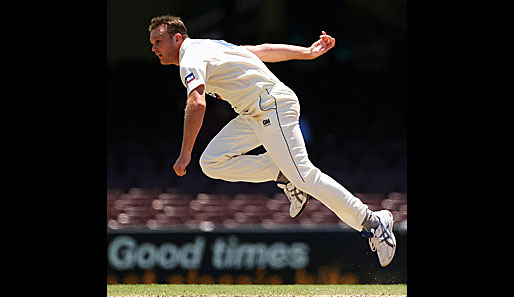 Doug Bollinger ist auch noch am dritten Tag des Cricket-Matches zwischen den New South Wales Blues und den Tasmanian Tigers fit und schwebt über den Rasen