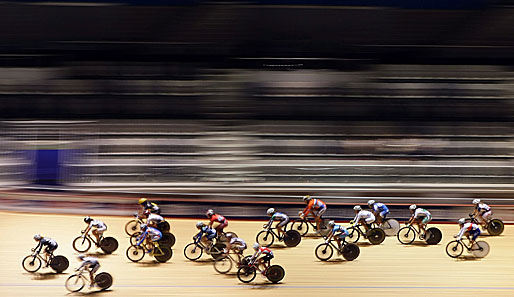 Die Bahnradfahrerinnen zischen am Publikum vorbei. Hier beim Weltcup in Melbourne/Australien haben die Fahrerinnen nur den Sieg vor Augen