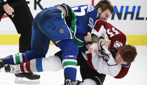 Eishockey oder Wrestling? Tanner Glass (l.) von den Vancouver Canucks und Cody McLeod von Colorado Avanlanche wissen das wohl selbst nicht so genau