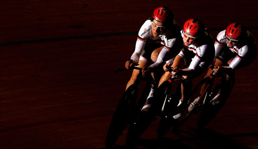 Lichtblick in der Dunkelheit: Die Damen des australischen Team Rodin bei der Teamverfolgung während des UCI Track World Cup in Australien