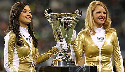 Real Salt Lake nahm die Trophäe in der Mitte nach dem MLS-Finale gegen Beckhams L.A.Galaxy in Empfang. Die beiden Damen waren nicht Teil des Preises
