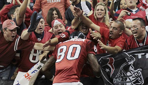 "Group-Hug" für Andre Johnson. Der Wide Receiver vom NFL-Team Houston Texans unterlag mit seinem Team am Ende aber den Tennessee Titans mit 17:20