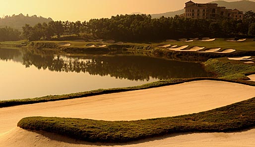 Da bekommen selbst Golf-Muffel Lust auf den weißen Ball. Beim Omega Mission Hills World Cup in Shenzen (China) taucht die Sonne das Grün in eine malerische Landschaft