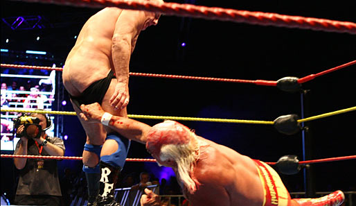 Alte Männer, neue Tricks: Hulk Hogan zieht Rick Flair, hoffentlich unabsichtlich, die Hosen runter. Gesehen bei der Hulkamania Tour in Perth, Australien