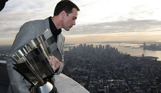 NASCAR Sprint Cup-Sieger Jimmie Johnson über den Dächern New Yorks. Auf dem Empire State Building präsentierte der frisch gebackene Champion seine Trophäe