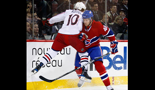 Ein gestandener Sportler als Spielball: James Wyman von den Montreal Canadiens (r.) schiebt Columbus' Kris Russel (l.) mühelos vor sich her