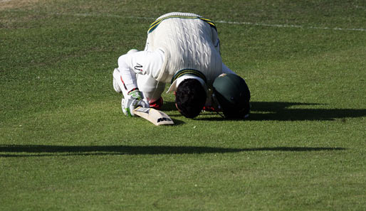 Umar Alkmal und seine innige Beziehung zum Rasen. Gesehen beim Cricket-Match zwischen Neuseeland und Pakistan