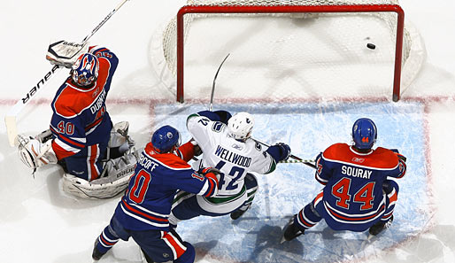 Drei Edmonton Oilers sind zu wenig, um einen Treffer der Vancouver Canucks zu verhindern. Am Ende gewann Vancouver 7:3