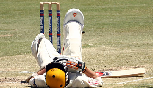 Cricket, nach wie vor ein gefährlicher Sport: Michael Hogan von den Western Australien Warriors liegt nach einem Kopftreffer am Boden