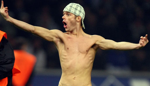 Flitzer-Alarm im Berliner Olympiastadion: Dieser schlechtgelaunte Nackte hielt mit seinem Sprint über den Platz die Ordner in Atem