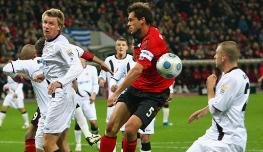 Die Eintracht-Defensive (hier Maik Franz, l.) konnte dem Ball meistens nur hinterherschauen