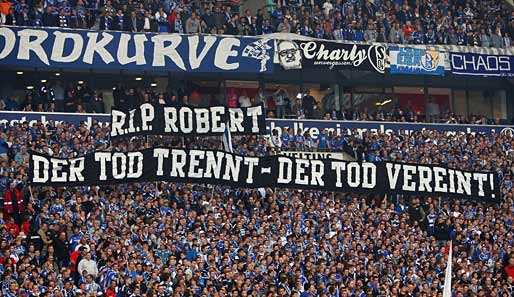Auch die Schalker Fans trauerten nochmals um den verstorbenen Torhüter von Hannover 96