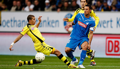 Sejad Salihovic (r.) wird bei einem Passversuch von Dortmunds Mohamed Zidan gehindert