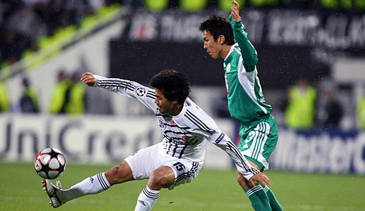 Besiktas Istanbul - VfL Wolfsburg 0:3: Rodrigo Tabata (l.) wird von Makoto Hasebe attackiert