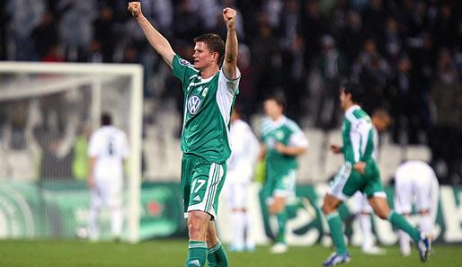 Alexander Madlung jubelt über den Wolfsburger Führungstreffer durch Misimovic