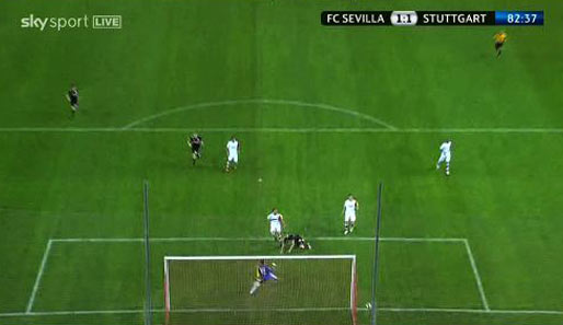 Schieber am Boden, der Ball am Netz hinter dem Tor. Sevilla und Stuttgart trennen sich 1:1