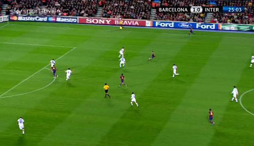Das 2:0, ein reiner Fußball-Traum: Iniesta hat Platz in der kritischen Zone und bedient Xavi im Zentrum